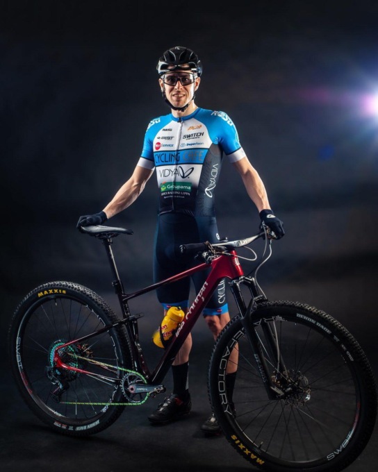 MOUNTAIN BIKE: CRISTIAN COMINELLI CON IL RACING TEAM