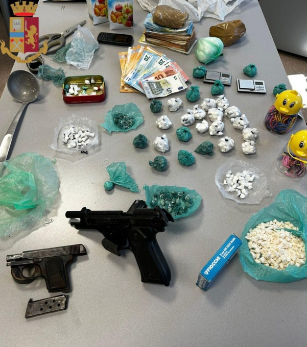 ROMA: PRESI CON 13 CHILI DI DROGA, TRE ARRESTI