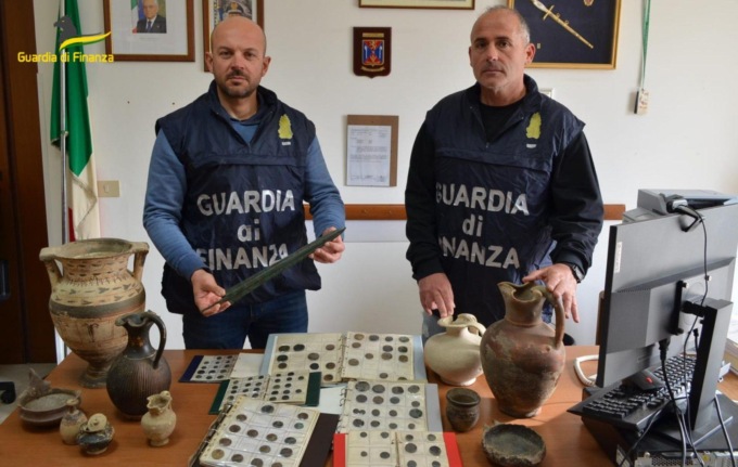 TERRACINA: SCOPERTE ANFORE E MONETE ANTICHE, SEQUESTRATA LA COLLEZIONE