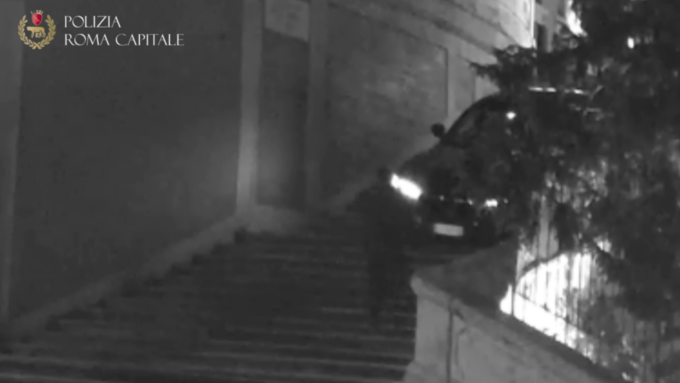 ROMA: CON IL SUV A TRINITA’ DEI MONTI, A GIUDIZIO