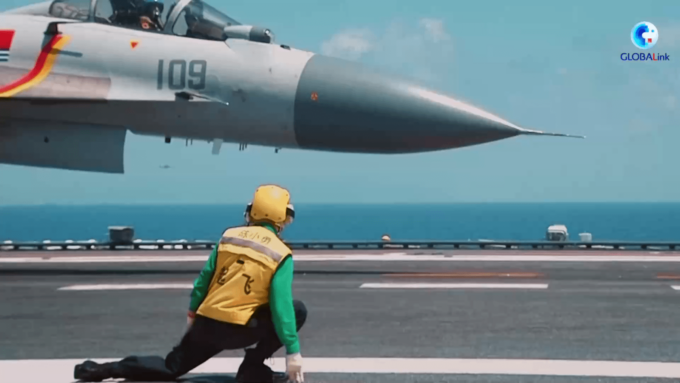 Cina: marina recluta prime donne pilota di velivoli basati su portaerei