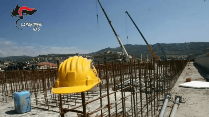 SONNINO: OPERAIO FOLGORATO NEL CANTIERE, SETTE ARRESTI