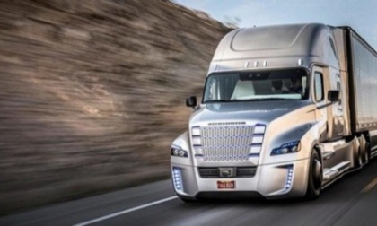 Cina esporta 100 camion intelligenti per carichi pesanti in Kazakistan
