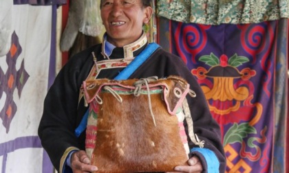 Cina: Tibet, artigiano eredita abilità per fabbricare borse per cavalli (1)