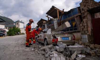 Cina: soccorritori controllano danni causati da terremoto a Baoshan