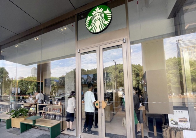 Cina: Starbucks registra ripresa grazie a ritorno di clienti in negozio