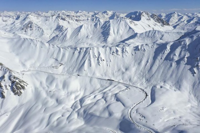 CINA: FOTO AEREA DELL’AUTOSTRADA DUSHANZI-KUQA NELLO XINJIANG (1)