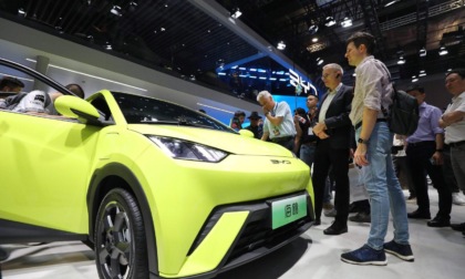 Cina: Fitch, NEV saranno principale motore di crescita per mercato auto in 2023