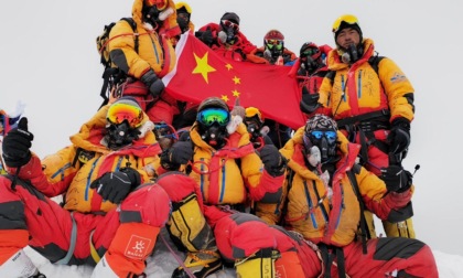 Cina: spedizione raggiunge vetta più alta del mondo per ricerca scientifica