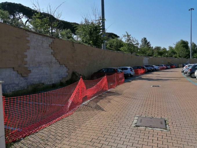 ROMA: PARCHEGGIO DI MONTEBELLO INUTILIZZABILE, PENDOLARI COSTRETTI A LASCIARE AUTO IN STRADA