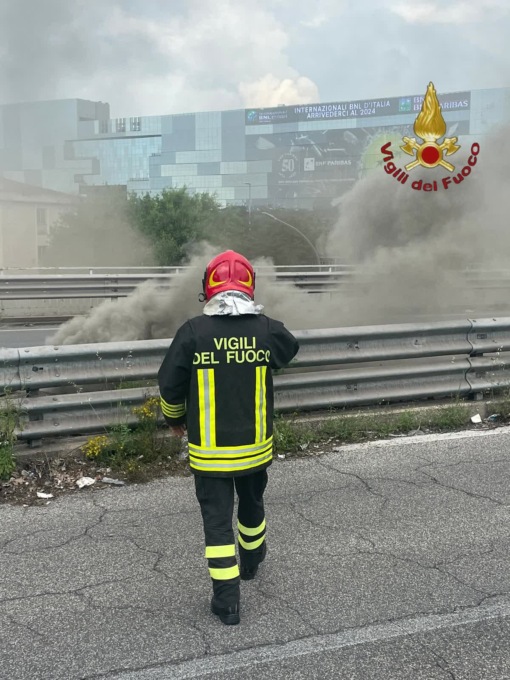 ROMA: A FUOCO CAVI INTERRATI ED ESCE FUMO DAI TOMBINI, CHIUSO UN TRATTO DI VIA TIBURTINA