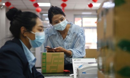 Cina: settore corrieri raggiunge prima traguardo di consegne nel 2023