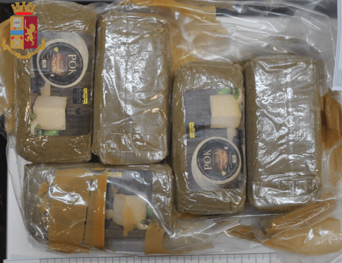 ANZIO: HASHISH E REVOLVER IN CASA, ARRESTATO