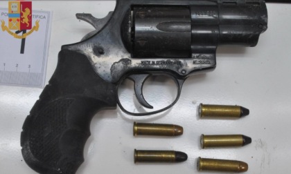 ANZIO: DROGA E PISTOLA IN CASA, IN MANETTE