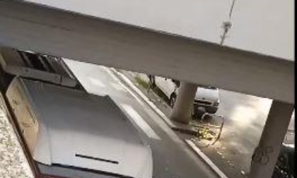 ROMA: LANCIANO IL MICROONDE SU UN BUS, DENUNCIATI