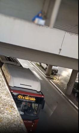 ROMA: LANCIANO IL MICROONDE SU UN BUS, DENUNCIATI