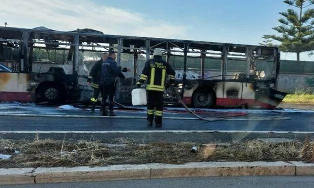 POMEZIA: BUS IN FIAMME, STUDENTI IN FUGA