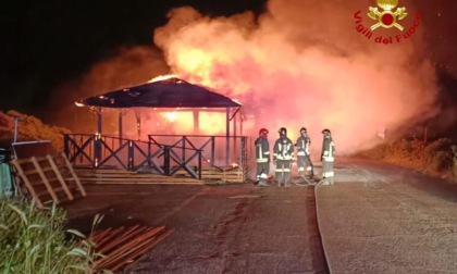 LATINA: BRUCIA IL “PRIMO CHIOSCO”, SUL LUNGOMARE. E’ IL SECONDO IN DUE GIORNI