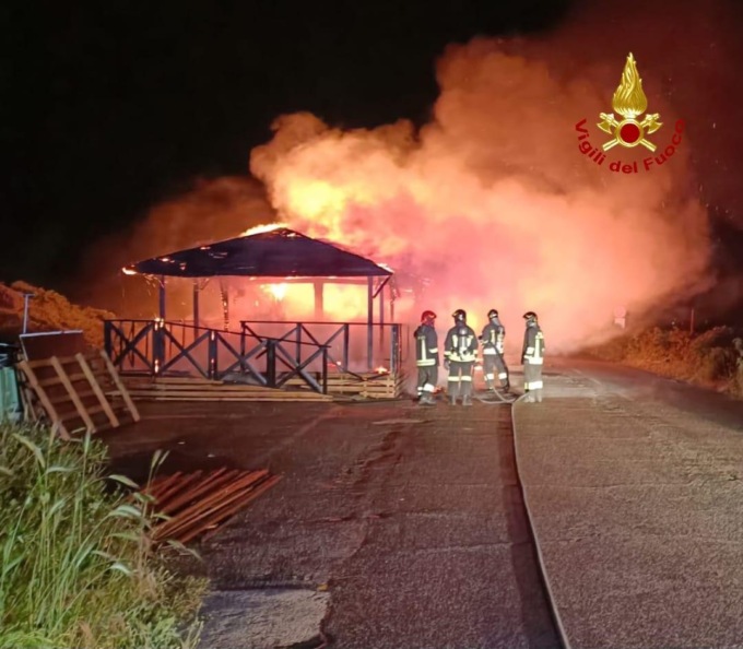 LATINA: CHIOSCO IN FIAMME AL LIDO