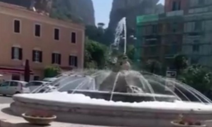 TERRACINA: VANDALI IN AZIONE, FONTANA SOMMERSA DI SCHIUMA