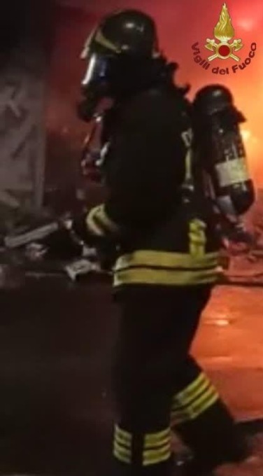 ROMA: OFFICINA MECCANICA IN FIAMME