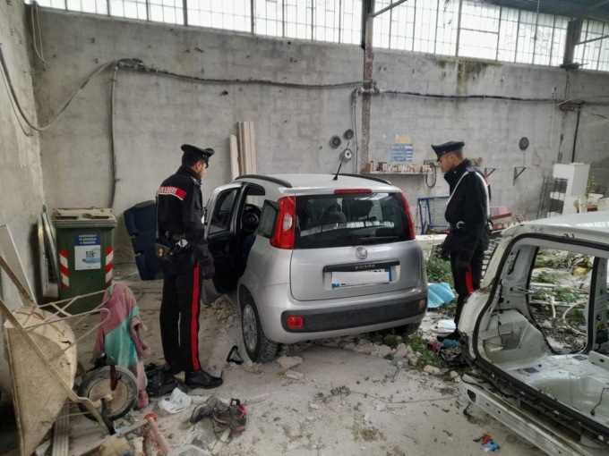 ROMA: OFFICINA DI AUTO RUBATE, DUE ARRESTI