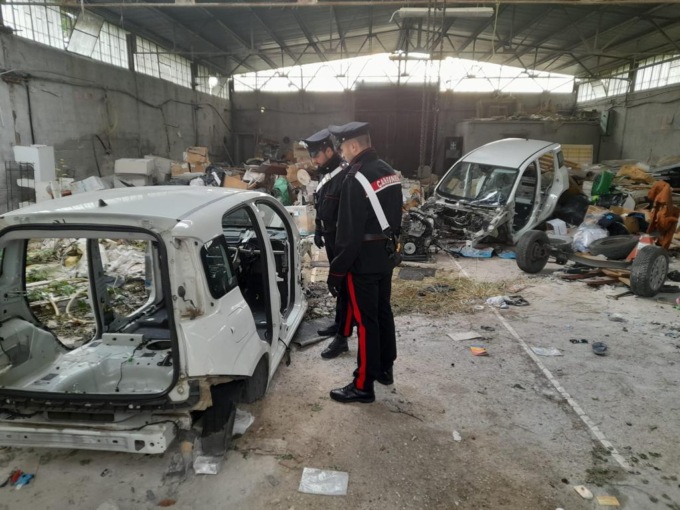 ROMA: AUTO RUBATE E SMONTATE, DUE ARRESTI