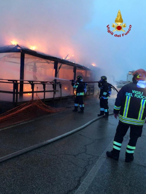 LATINA: ALTRO CHIOSCO IN FIAMME AL LIDO