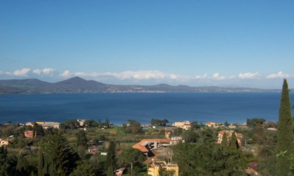 ANGUILLARA SABAZIA: 19ENNE SI TUFFA NEL LAGO DI BRACCIANO E SCOMPARE. IN CORSO LE RICERCHE
