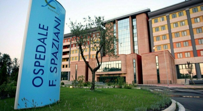 Accoltellato nel parcheggio del bar, caccia agli aggressori