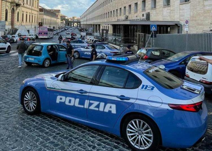ROMA: RAPINE E FURTI, SEI ARRESTI