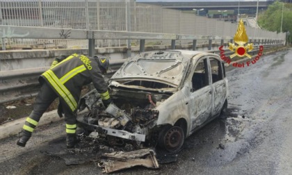 ROMA: STAZIONE TIBURTINA, AUTO IN FIAMME