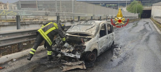 ROMA: STAZIONE TIBURTINA, AUTO IN FIAMME