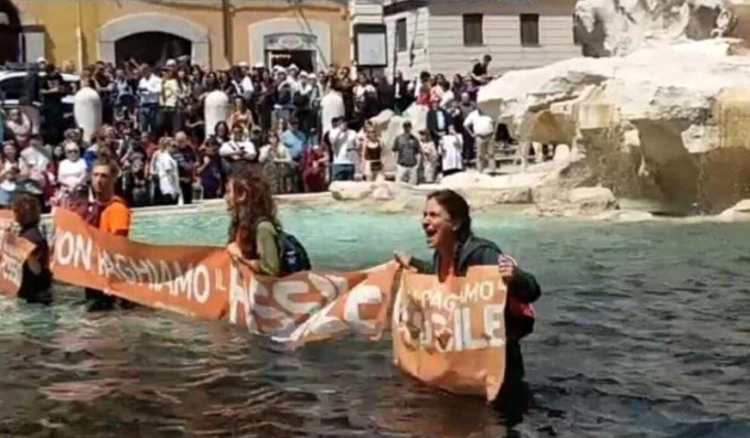 ROMA: BLITZ DI ULTIMA GENERAZIONE, LIQUIDO NERO NELLA FONTA DI TREVI