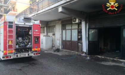 ROMA: INCENDIO IN UN CAPANNONE DI AUTO RUBATE