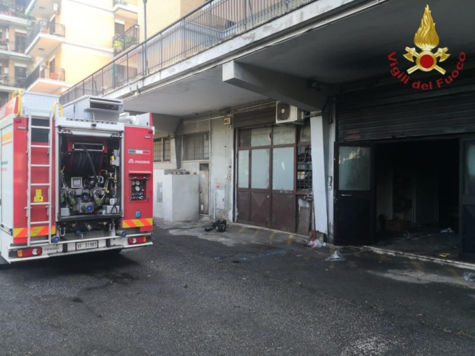 ROMA: INCENDIO IN UN CAPANNONE DI AUTO RUBATE