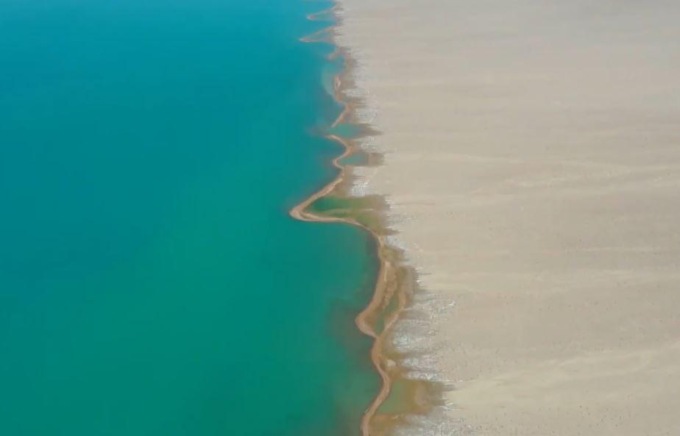 Cina: scenario estivo del lago più grande dello Xinjiang