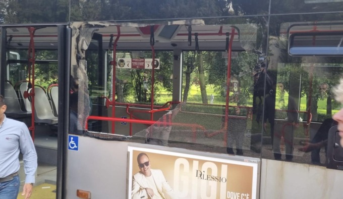 ROMA: TIFOSI DEL BAYER VANDALIZZANO I BUS. L’ASSESSORE PATANE’: “DEVONO PAGARE I DANNI”