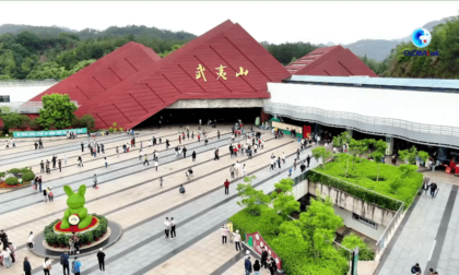 Cina: primo maggio, turismo in espansione alimenta crescita di mercato