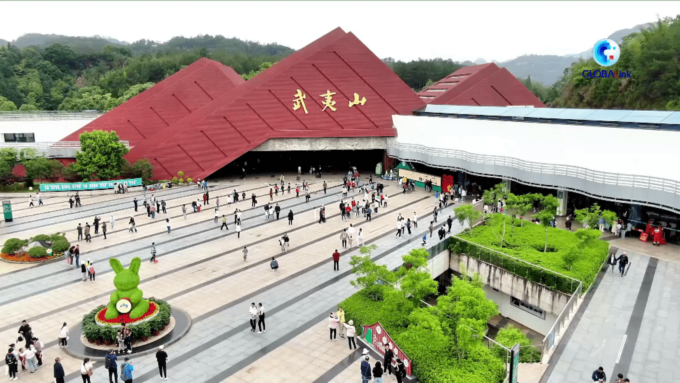 Cina: primo maggio, turismo in espansione alimenta crescita di mercato