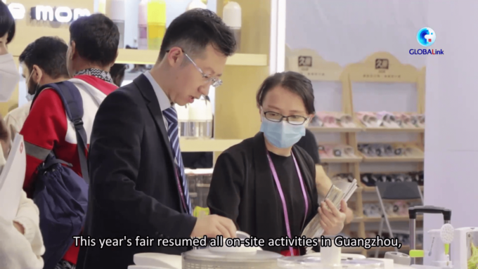 Profumiere francese studia materie prime, marchi cinesi a Fiera Canton