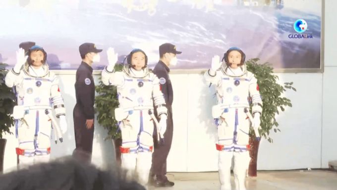 Cina: missione Shenzhou-16, svolta cerimonia di commiato per astronauti