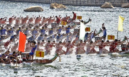 STUDENTI INTERNAZIONALI SPERIMENTANO REGATA DELLE BARCHE DRAGO CINESI