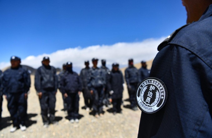 Cina: squadra di difesa dei confini a Xigaze (2)
