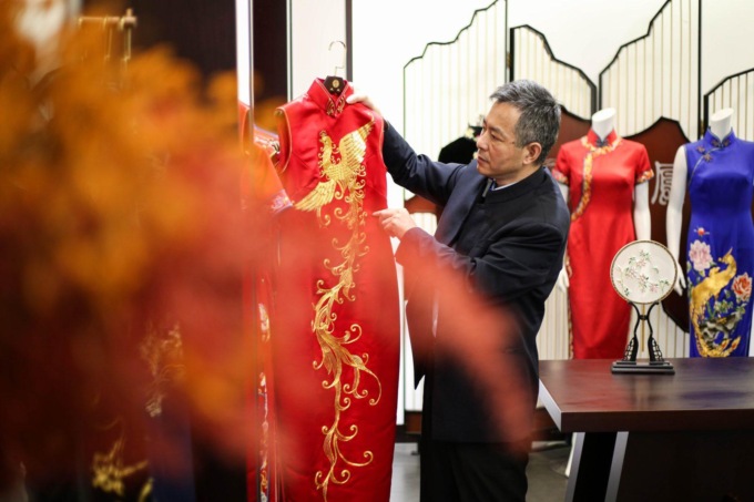 Cina: un erede del cheongsam di Longfeng a Shanghai (1)