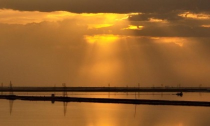 Cina: panorama del lago salato di Qairhan nel Qinghai