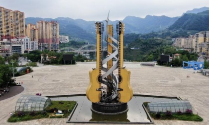 Cina: l'industria della produzione di chitarre a Zheng'an