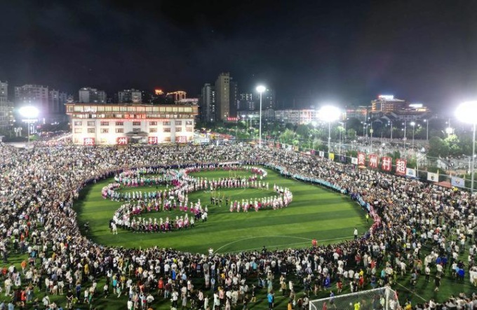 Cina: spettacolo durante il torneo di calcio di Rongjiang