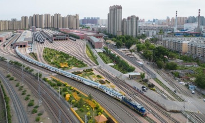 Treno turistico attraversa le foreste nell'Heilongjiang