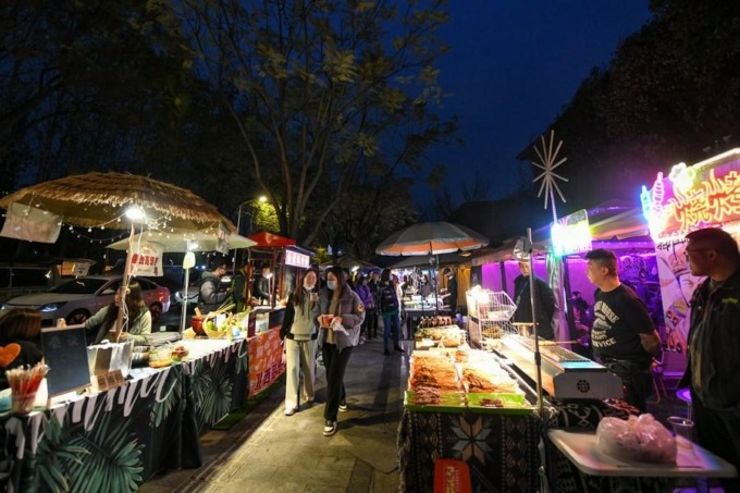 Cina: Chengdu, vivace città ricca di siti culturali, storici (3)
